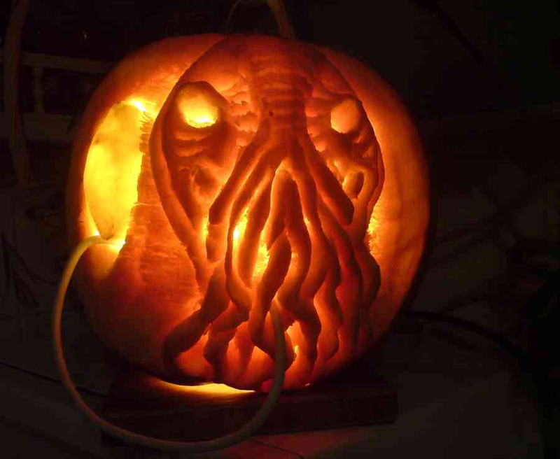 Illustration for article titled Incredible but Real: Science Fiction and Fantasy Pumpkin Carvings!